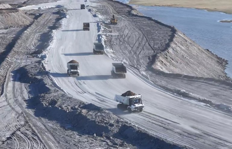 XCMG has delivered 100 autonomous mining trucks, which have begun operating at the Huaneng Yimin Mine.